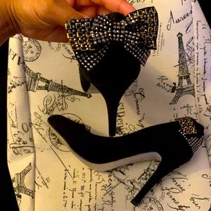 Mid High Black “faux suede” Heels w Bow Stud Stones #HintOfFlare